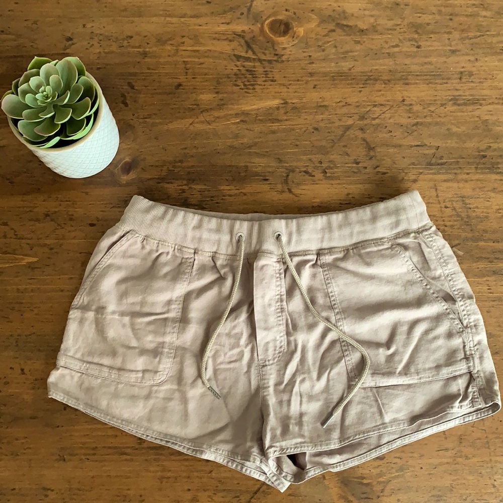 ARITZIA COMMUNITY CREAM COLORED SHORTS